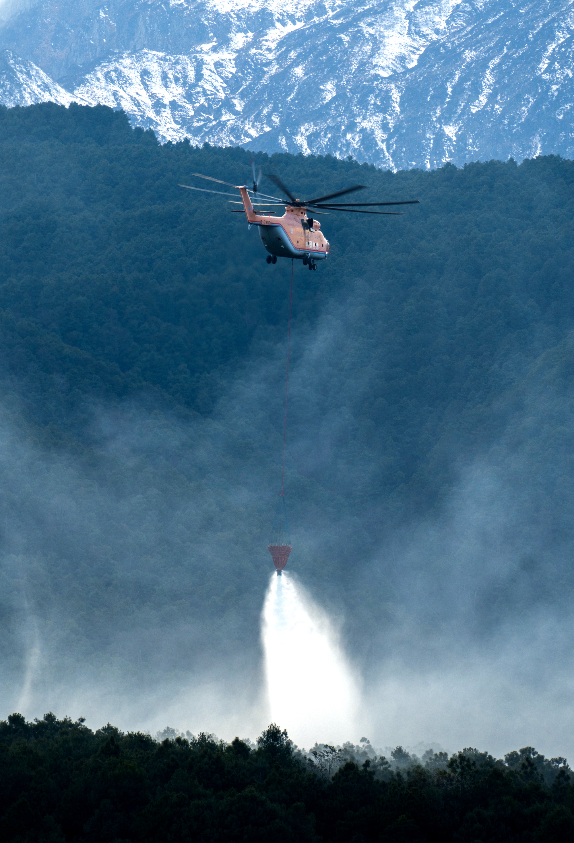大理火灾直升机图片